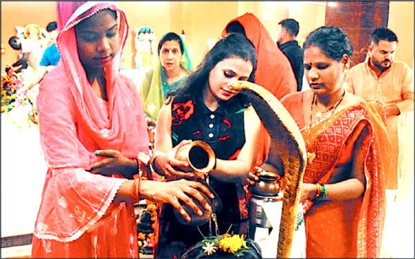 Devotees throng temples on last Monday of Sawan