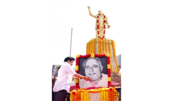 Floral tributes paid to DMK stalwart and former TN CM Anna