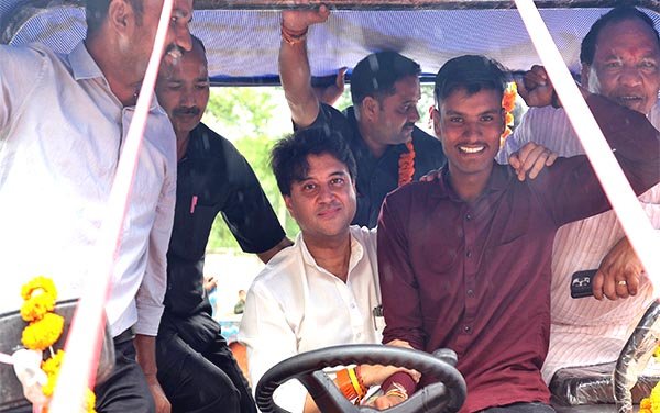 Union Minister gifts tractor to flood hero